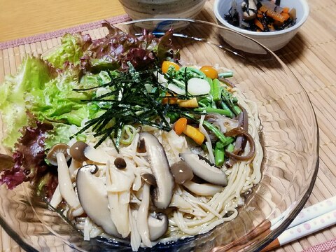 こんにゃく麺・山菜きのこのおろし蕎麦